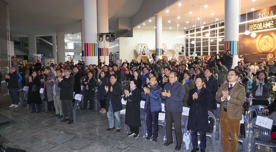 "한강 고맙다" 박수치며 축하하는 광주시민들