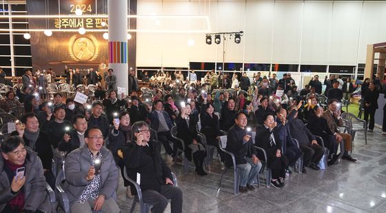 광주 시민들 "한강 작가 노벨상 수상 축하…고맙다"