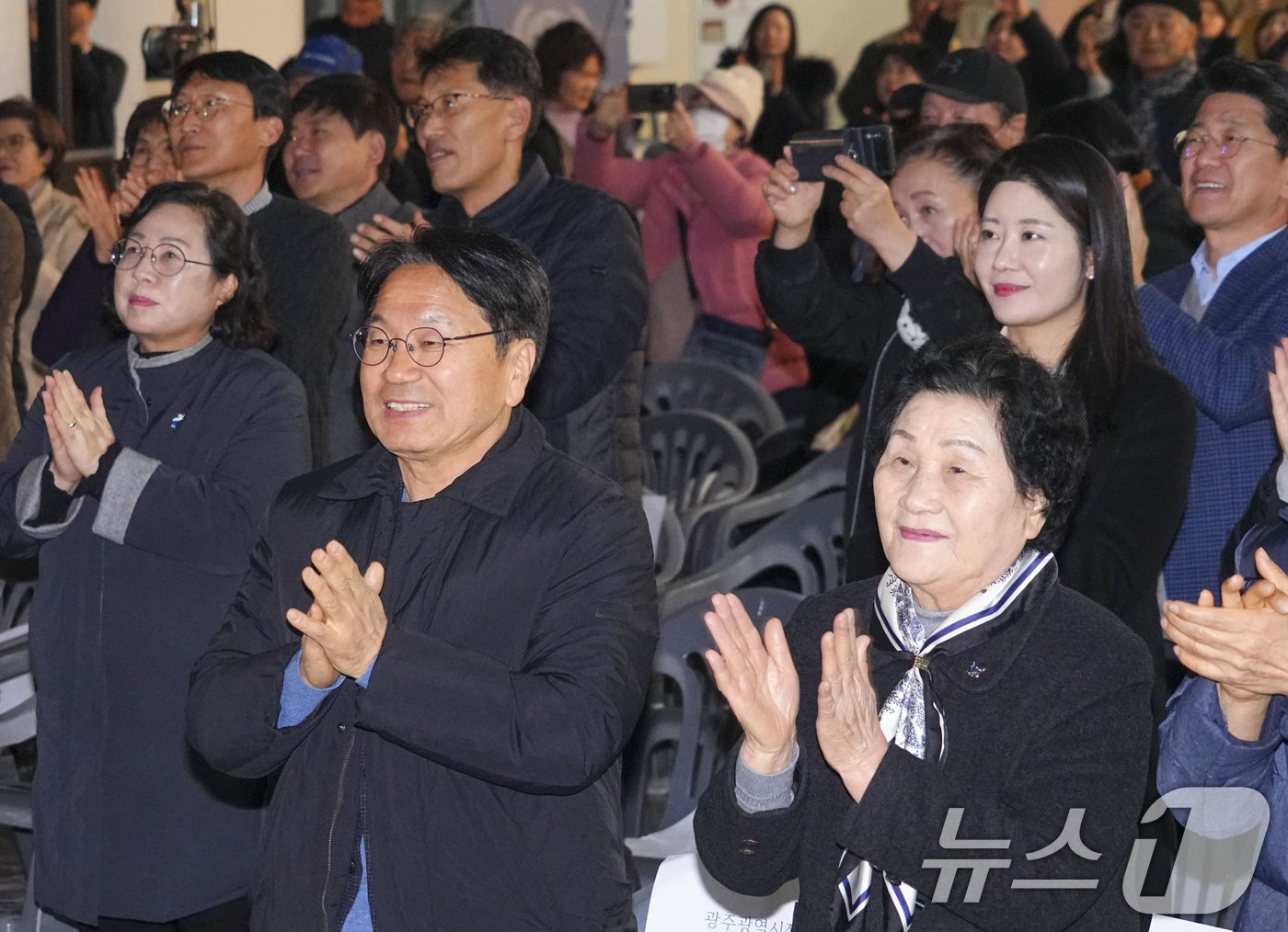 강기정 광주시장이 11일 오전 광주시청 시민홀에서 열린 &#39;한강 작가 노벨문학상 수상기념 시민 축하행사&#39;에 참석해 한강 작가가 노벨 문학상을 수상하자 고 문재학 열사 어머니 김길자 씨와 환호하며 손뼉을 치고 있다. &#40;광주시 제공&#41; 2024.12.11/뉴스1 ⓒ News1 박준배 기자