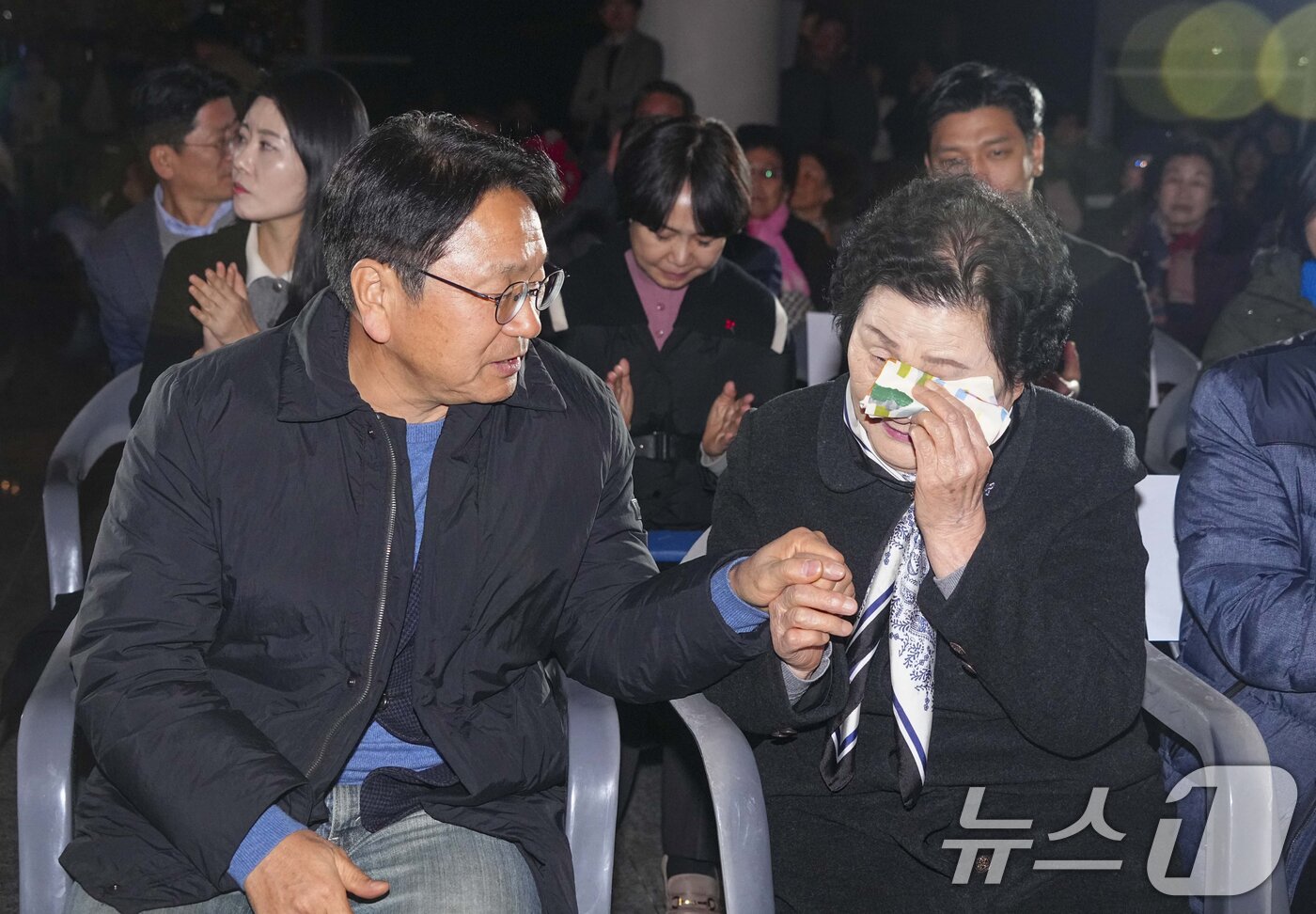 본문 이미지 - 11일 오전 광주시청 시민홀에서 열린 &#39;한강 작가 노벨문학상 수상기념 시민 축하행사&#39;에서 인공지능으로 복원한 소설 &#39;소년이 온다&#39; 주인공 &#39;동호&#39;의 축하메시지를 듣던 문재학 열사의 어머니 김길자 씨가 눈물을 훔치고 있다. &#40;광주시 제공&#41; 2024.12.11/뉴스1 ⓒ News1