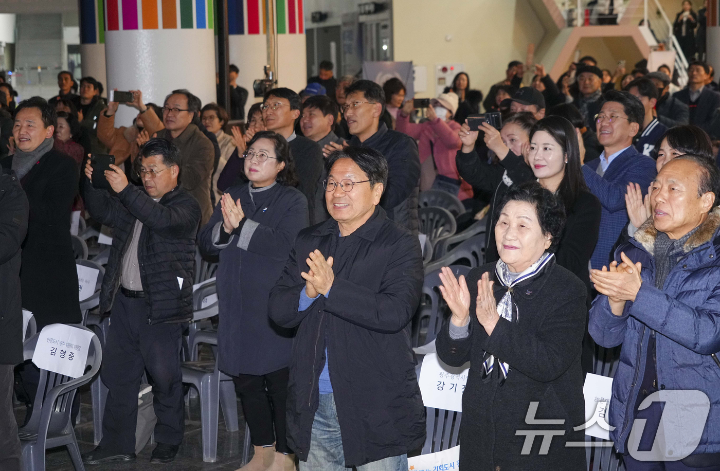 (광주=뉴스1) 박준배 기자 = 11일 오전 한강 작가가 노벨문학상을 수상하자 광주시청 시민홀에서 '한강 작가 노벨문학상 수상기념 시민 축하행사'에 참석한 강기정 광주시장과 시민들 …