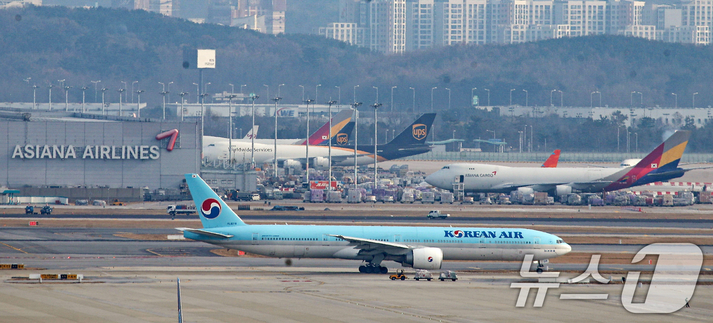 (인천공항=뉴스1) 이승배 기자 = 대한항공과 아시아나항공의 합병 절차가 11일 대한항공의 아시아나항공 지분 인수를 끝으로 4년 끝에 마무리 된다. 대한항공은 오는 12일부로 아시 …