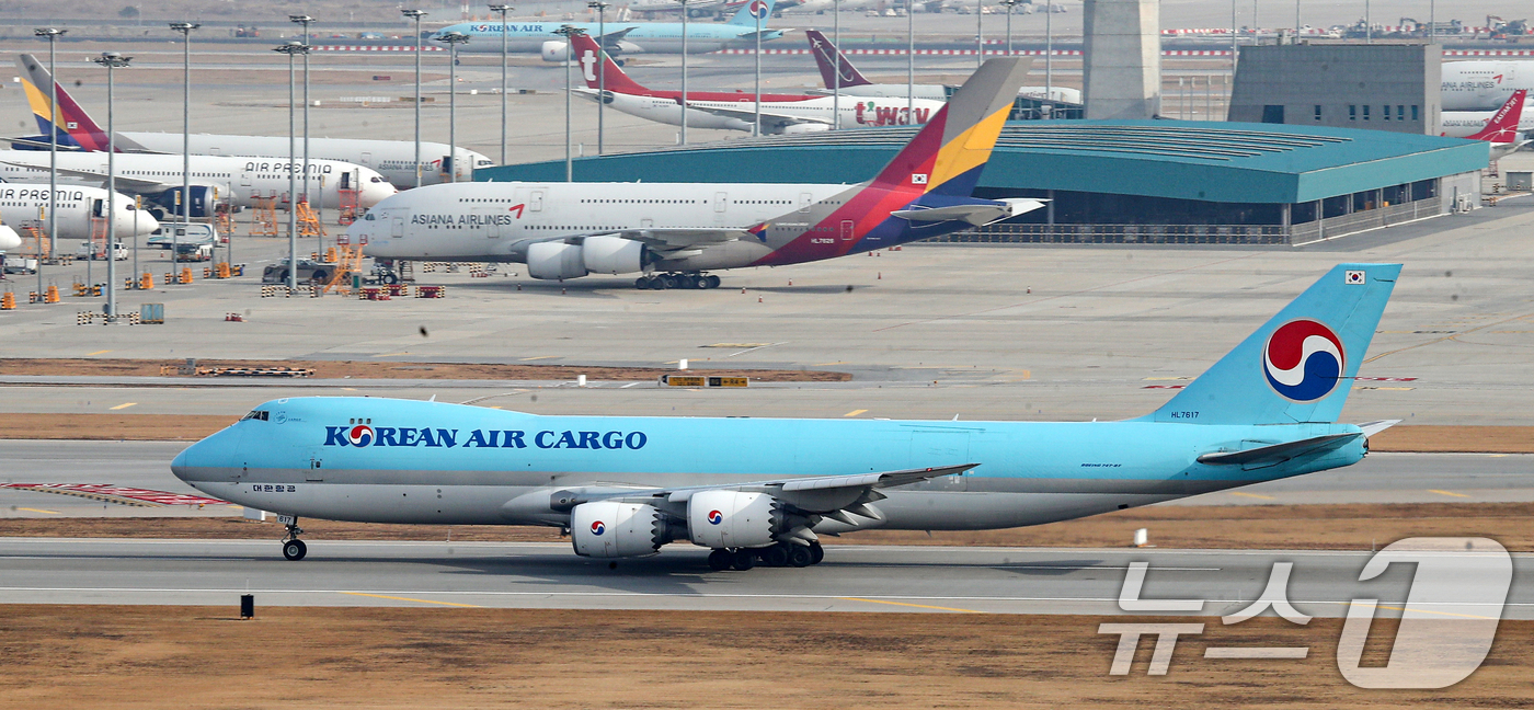 (인천공항=뉴스1) 이승배 기자 = 대한항공과 아시아나항공의 합병 절차가 11일 대한항공의 아시아나항공 지분 인수를 끝으로 4년 끝에 마무리 된다. 대한항공은 오는 12일부로 아시 …