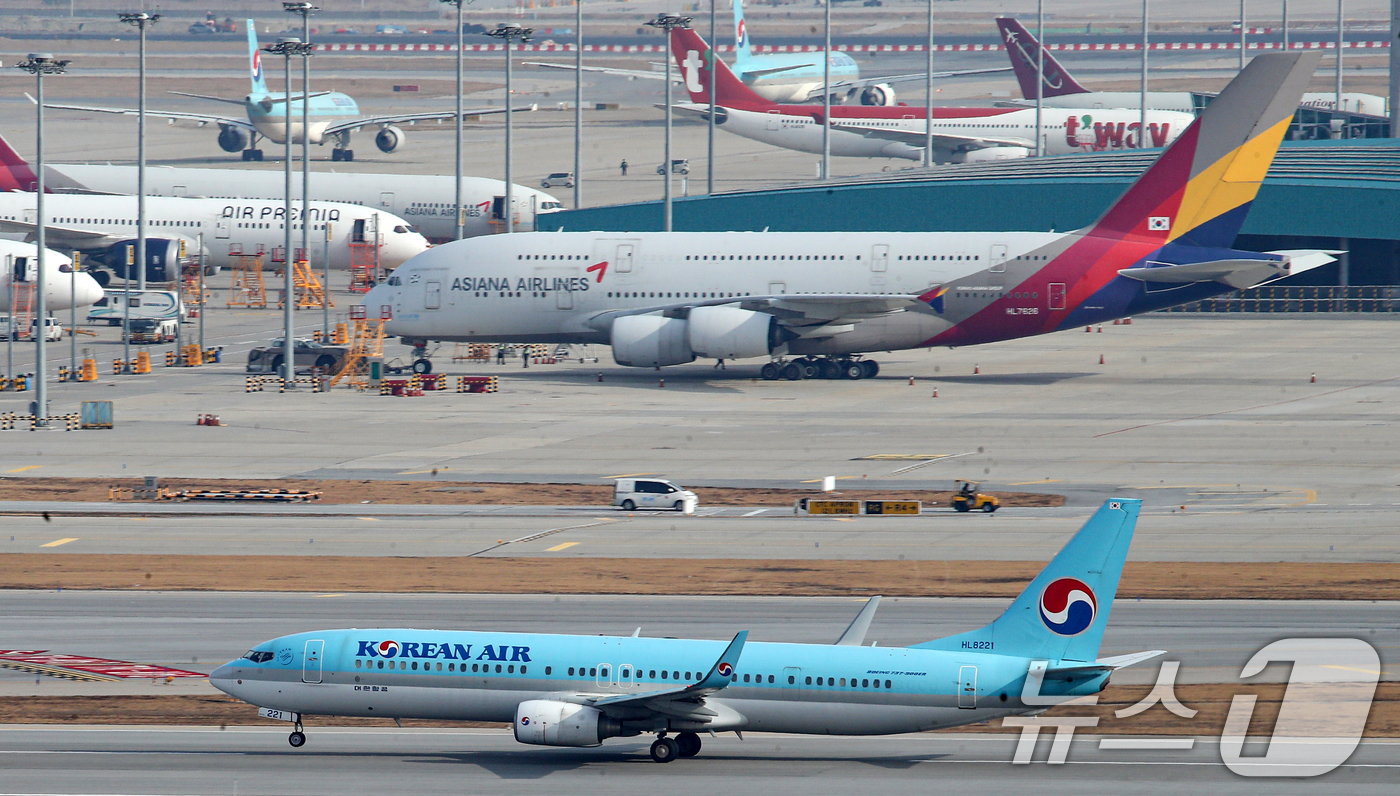 (인천공항=뉴스1) 이승배 기자 = 대한항공과 아시아나항공의 합병 절차가 11일 대한항공의 아시아나항공 지분 인수를 끝으로 4년 끝에 마무리 된다. 대한항공은 오는 12일부로 아시 …