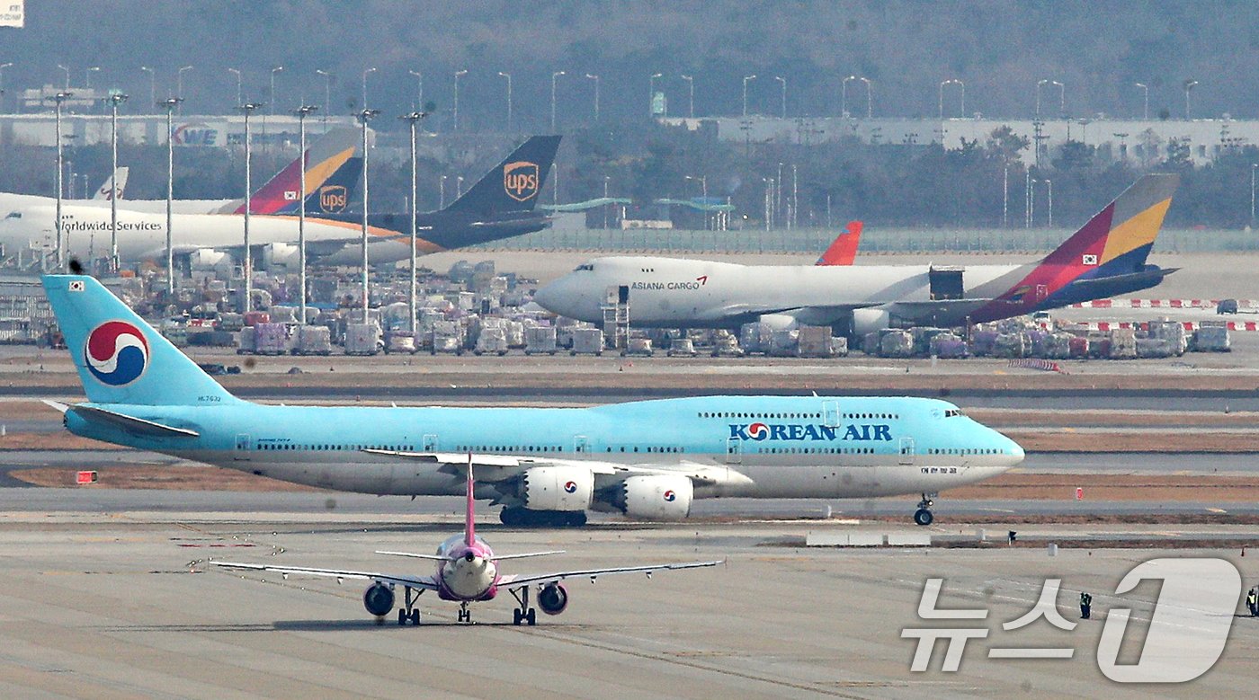 본문 이미지 -  11일 인천공항 계류장 및 활주로. 2024.12.11/뉴스1 ⓒ News1 이승배 기자
