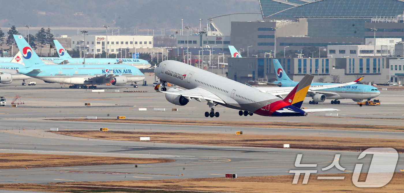 (인천공항=뉴스1) 이승배 기자 = 대한항공과 아시아나항공의 합병 절차가 11일 대한항공의 아시아나항공 지분 인수를 끝으로 4년 끝에 마무리 된다. 대한항공은 오는 12일부로 아시 …