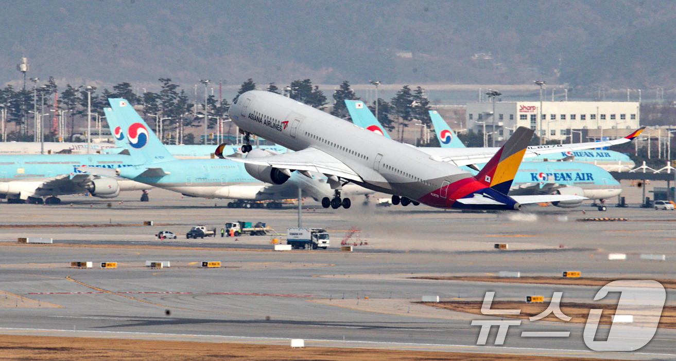 (인천공항=뉴스1) 이승배 기자 = 대한항공과 아시아나항공의 합병 절차가 11일 대한항공의 아시아나항공 지분 인수를 끝으로 4년 끝에 마무리 된다. 대한항공은 오는 12일부로 아시 …