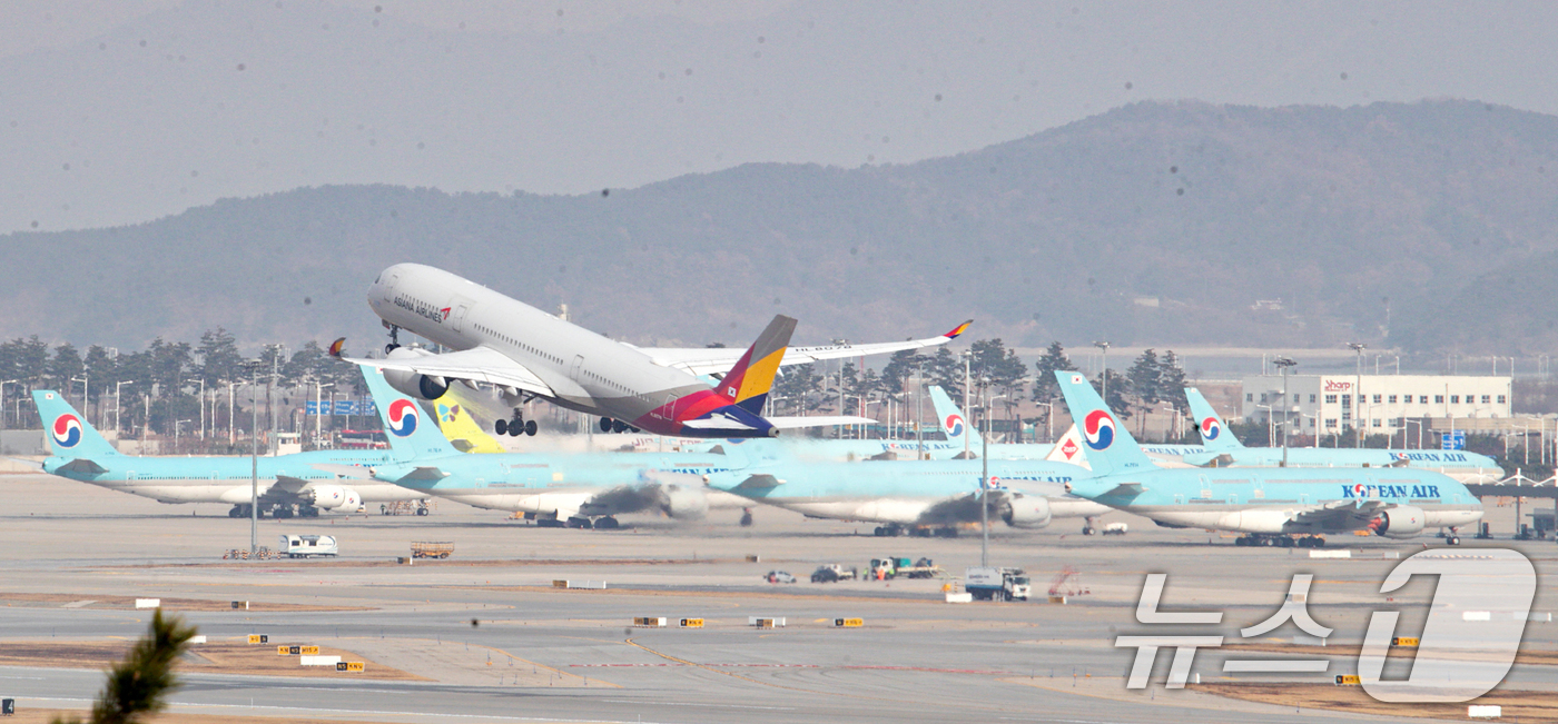 (인천공항=뉴스1) 이승배 기자 = 대한항공과 아시아나항공의 합병 절차가 11일 대한항공의 아시아나항공 지분 인수를 끝으로 4년 끝에 마무리 된다. 대한항공은 오는 12일부로 아시 …