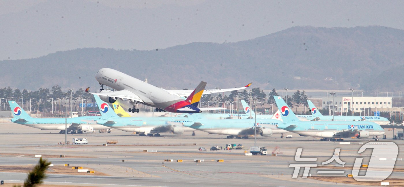 11일 인천공항 계류장 및 활주로에 대한항공과 아시아나 비행기의 모습이 보이고 있다. 2024.12.11/뉴스1 ⓒ News1 이승배 기자