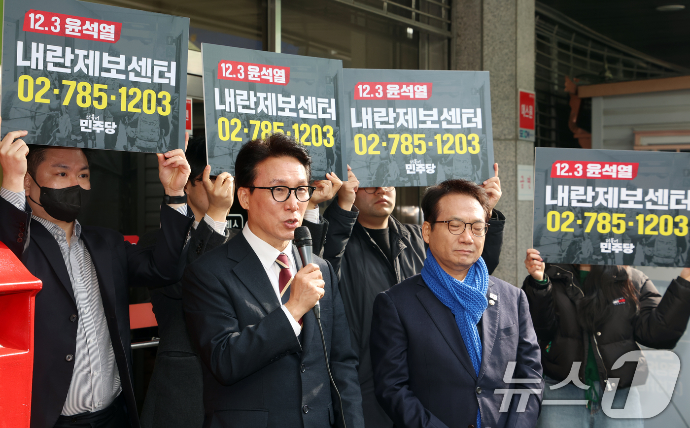 (서울=뉴스1) 김명섭 기자 = 김민석 더불어민주당 윤석열 내란 특대위원장이 11일 서울 여의도 더불어민주당에서 열린 12.3 윤석열내란사태 제보센터 현판식에서 발언을 하고 있다. …