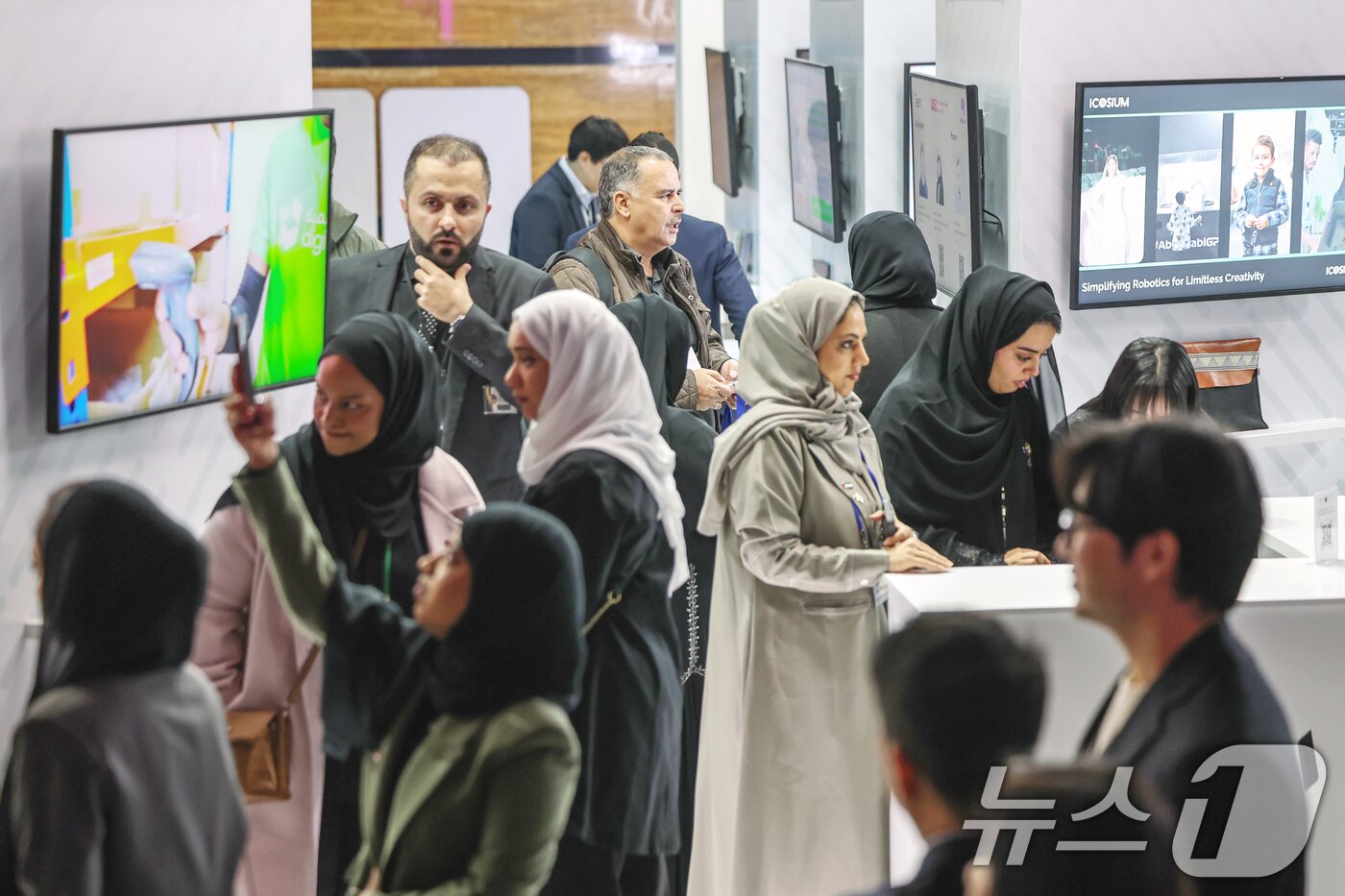 본문 이미지 - 서울 강남구 코엑스에서 열린 &#39;컴업&#40;comeup&#41; 2024&#39;이 국내외 벤처기업가들로 붐비고 있다. 2024.12.11/뉴스1 ⓒ News1 민경석 기자