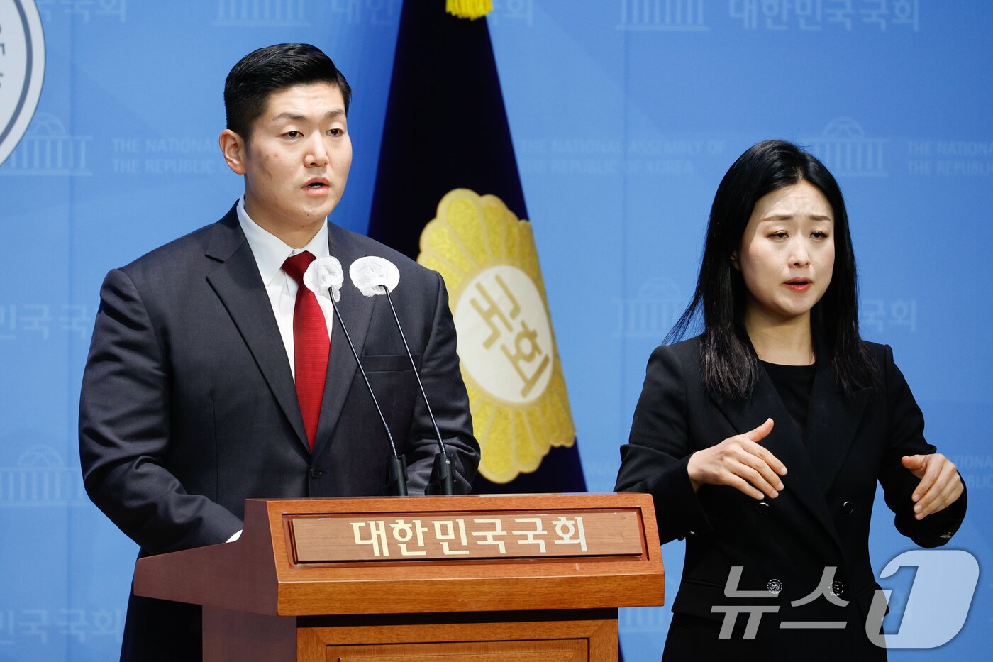 본문 이미지 - 김재섭 국민의힘 의원이 11일 오후 서울 여의도 국회 소통관에서 윤석열 대통령 탄핵 찬성 입장을 밝히고 있다. 2024.12.11/뉴스1 ⓒ News1 안은나 기자