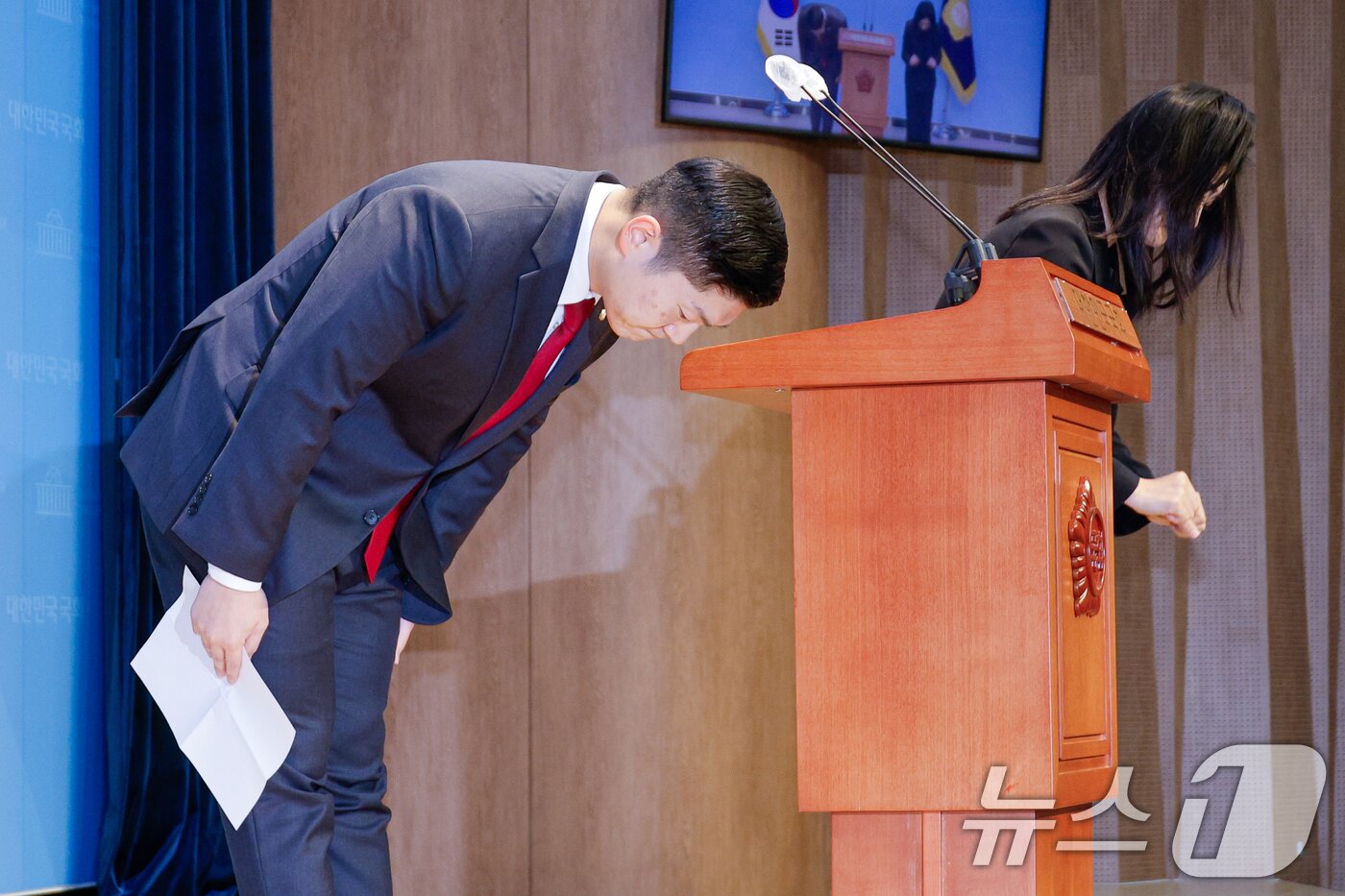 본문 이미지 - 김재섭 국민의힘 의원이 11일 오후 서울 여의도 국회 소통관에서 윤석열 대통령 탄핵 찬성 입장을 밝힌 뒤 인사하고 있다. 2024.12.11/뉴스1 ⓒ News1 안은나 기자