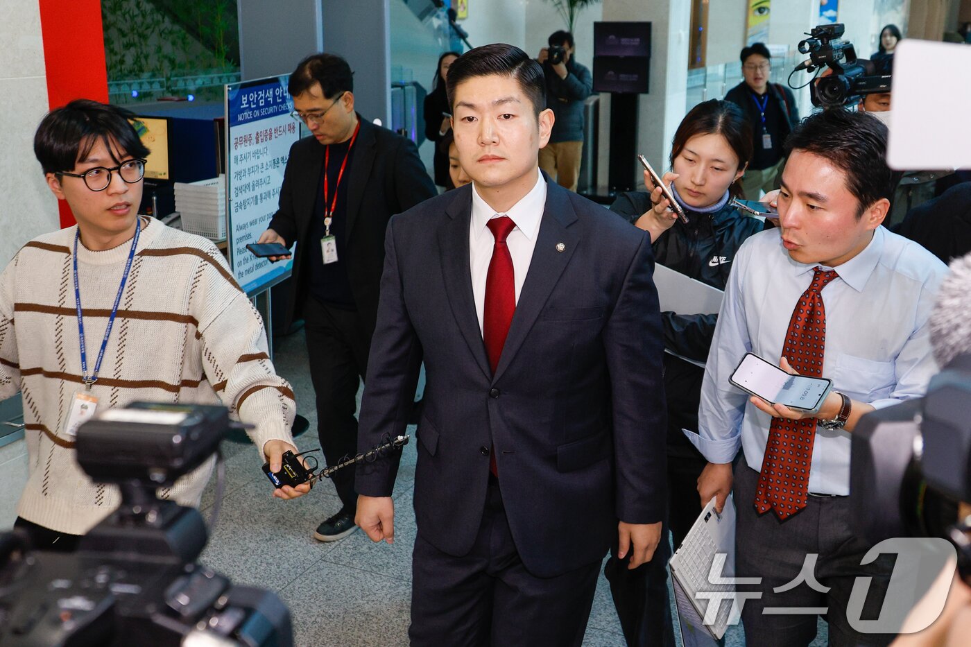 본문 이미지 - 김재섭 국민의힘 의원이 11일 오후 서울 여의도 국회 소통관에서 윤석열 대통령 탄핵 찬성 기자회견 마친 뒤 이동하고 있다. 2024.12.11/뉴스1 ⓒ News1 안은나 기자
