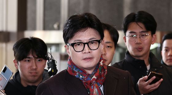 굳은 얼굴로 출근하는 한동훈 대표