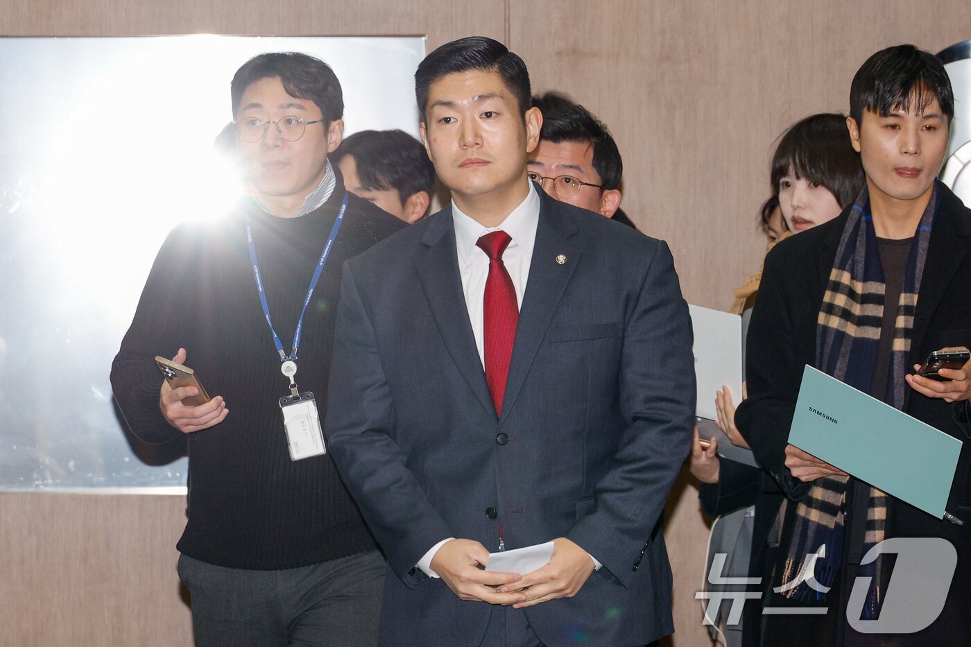 본문 이미지 - 김재섭 국민의힘 의원이 11일 오후 서울 여의도 국회 소통관에서 윤석열 대통령 탄핵 찬성 기자회견을 하기 위해 입장하고 있다. 2024.12.11/뉴스1 ⓒ News1 안은나 기자