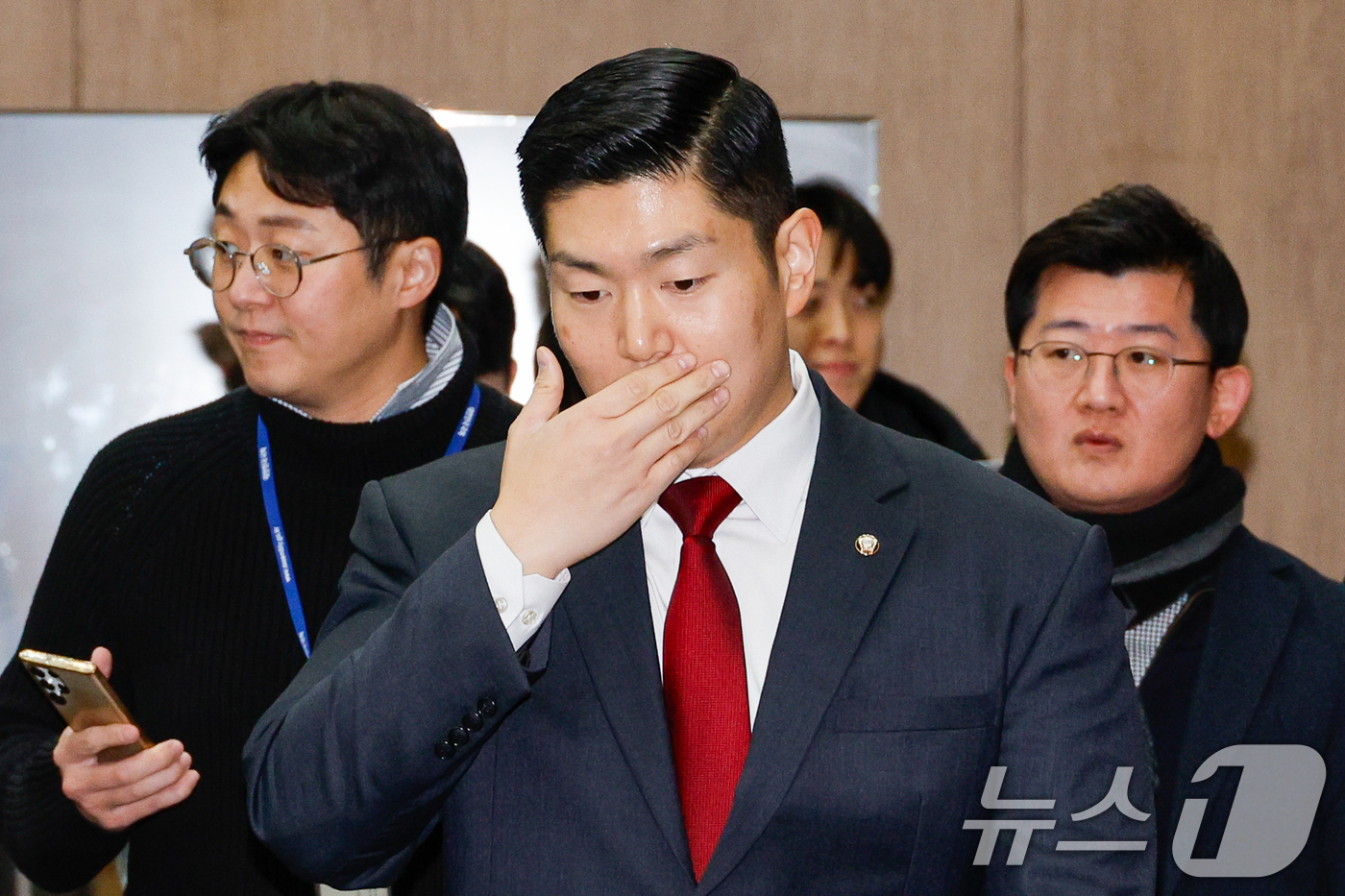 (서울=뉴스1) 안은나 기자 = 김재섭 국민의힘 의원이 11일 오후 서울 여의도 국회 소통관에서 윤석열 대통령 탄핵 찬성 기자회견을 하기 위해 입장하고 있다. 2024.12.11/ …