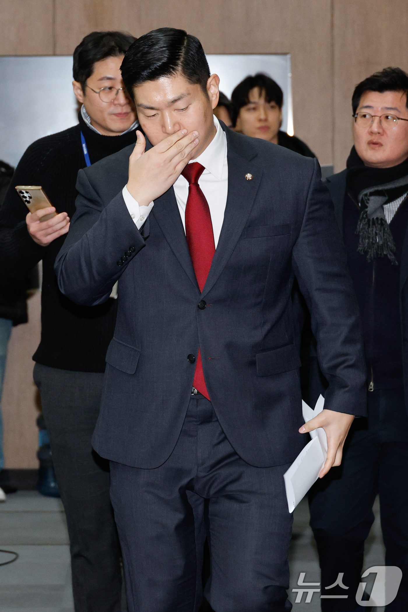 (서울=뉴스1) 안은나 기자 = 김재섭 국민의힘 의원이 11일 오후 서울 여의도 국회 소통관에서 윤석열 대통령 탄핵 찬성 기자회견을 하기 위해 입장하고 있다. 2024.12.11/ …