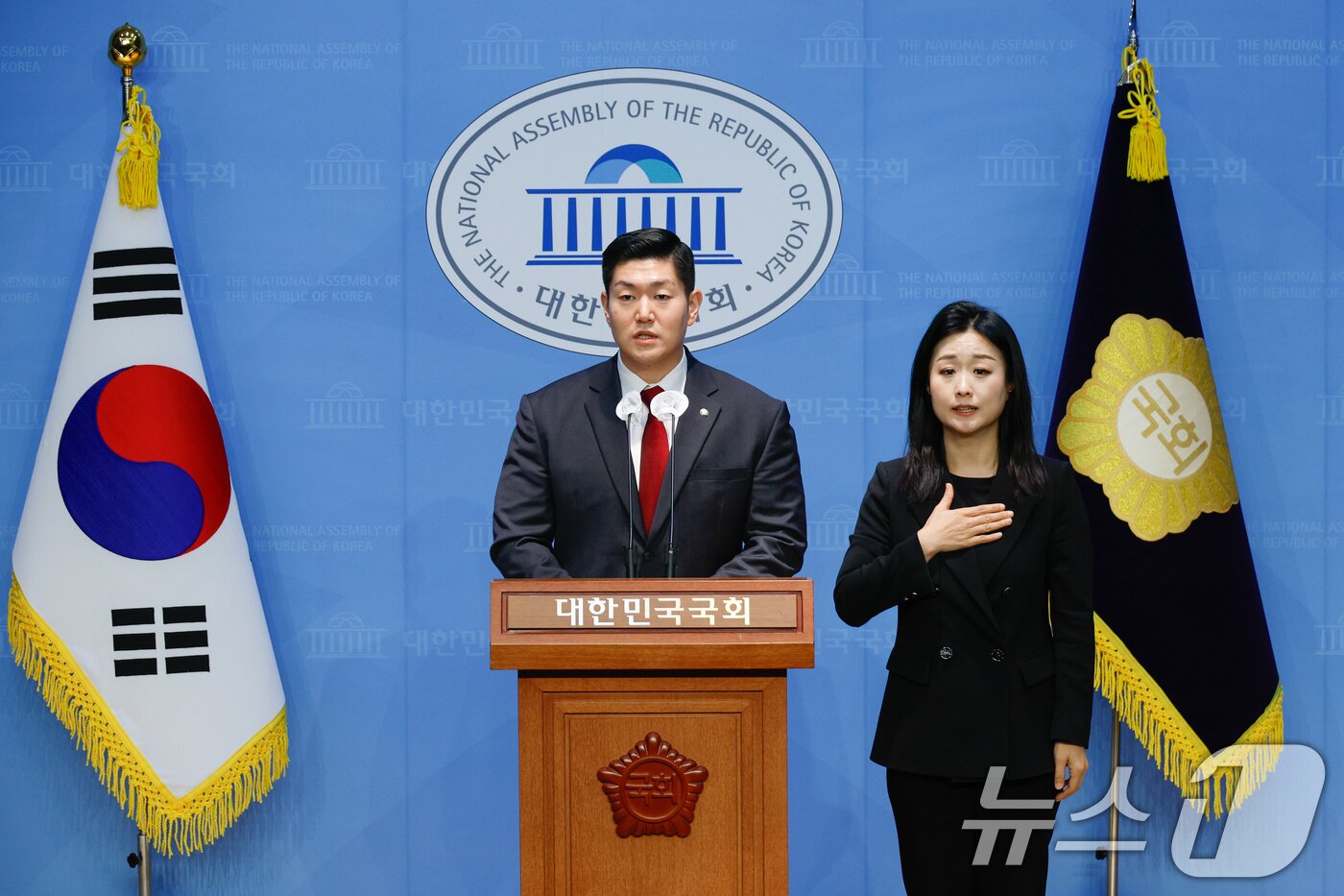 본문 이미지 - 김재섭 국민의힘 의원이 11일 오후 서울 여의도 국회 소통관에서 윤석열 대통령 탄핵 찬성 입장을 밝히고 있다. 2024.12.11/뉴스1 ⓒ News1 안은나 기자