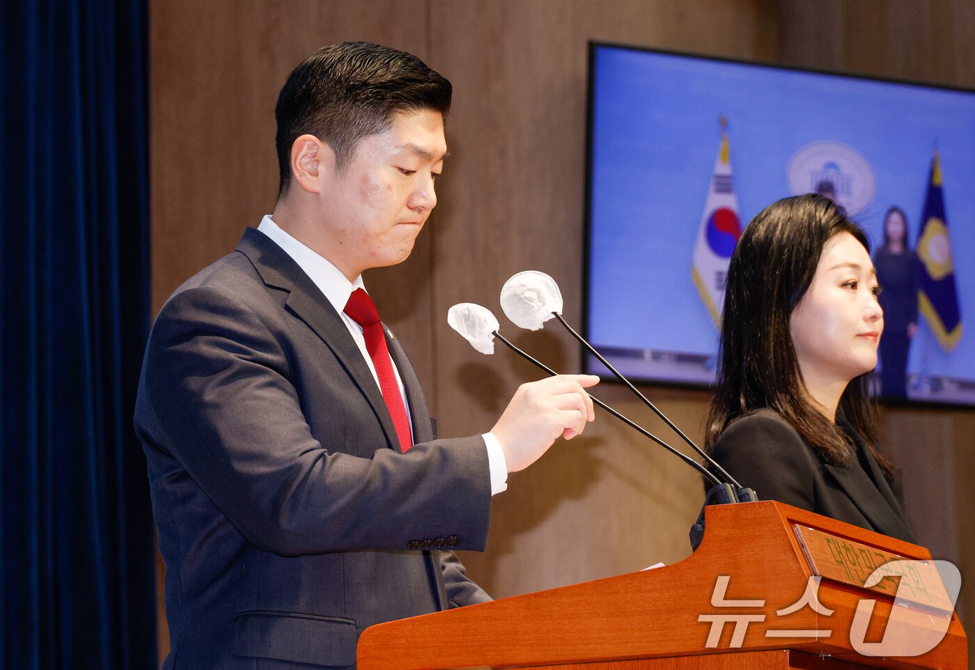 본문 이미지 - 김재섭 국민의힘 의원이 11일 오후 서울 여의도 국회 소통관에서 윤석열 대통령 탄핵 찬성 입장을 밝히기 전 굳은 표정을 짓고 있다. 2024.12.11/뉴스1 ⓒ News1 안은나 기자