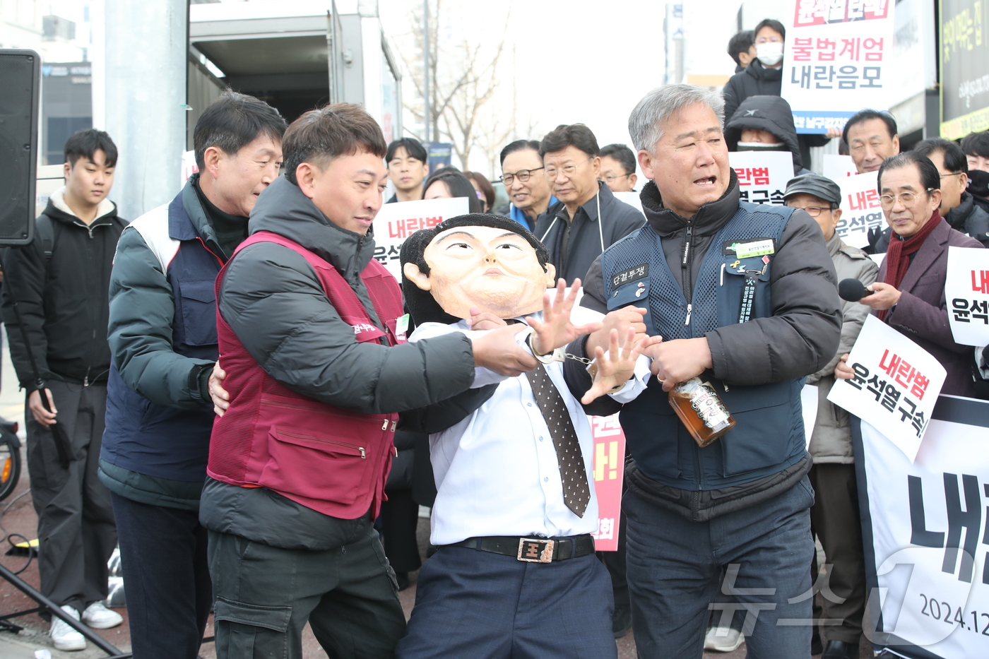 (울산=뉴스1) 김세은 기자 = 30여 개 시민사회단체와 5개 정당이 참여하는 윤석열 퇴진 울산운동본부 회원들이 11일 오전 국민의힘 울산시당 앞에서 윤 정권 탄핵 퍼포먼스를 펼치 …