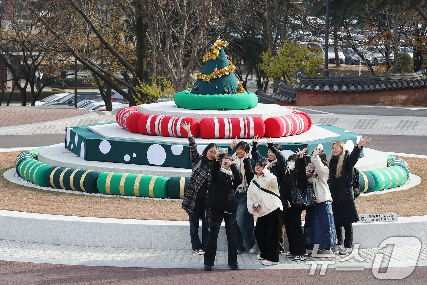 (대구=뉴스1) 공정식 기자 = 11일 대구 남구 계명대학교 대명캠퍼스 정문 분수광장에서 학생들이 크리스마스트리로 변신한 분수대를 배경으로 기념 촬영을 하고 있다.지난 3월 폭염을 …