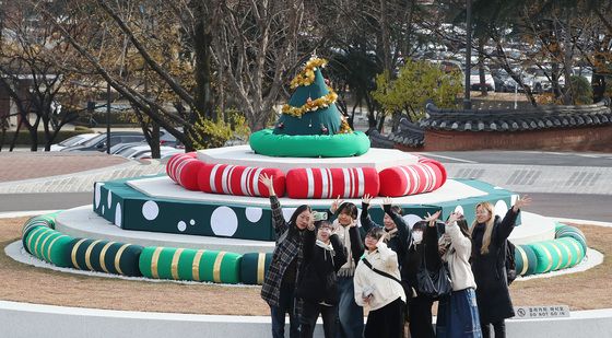 폭염 식혀준 분수대, 크리스마스트리로 변신