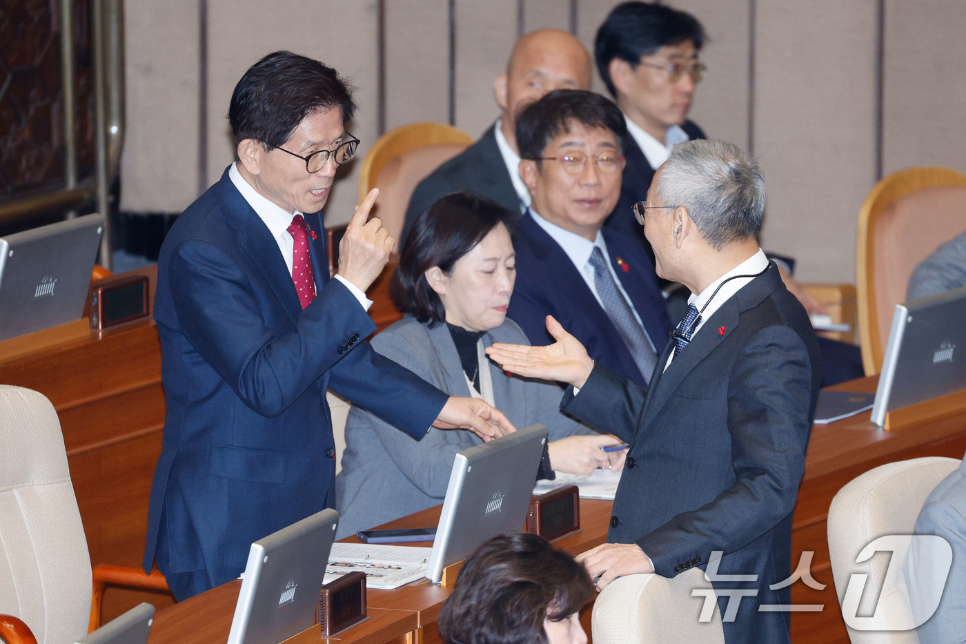 (서울=뉴스1) 안은나 기자 = 김문수 고용노동부 장관과 유인촌 문화체육관광부 장관이 11일 오후 서울 여의도 국회에서 열린 제419회국회(임시회) 제1차 본회의에서 대화하고 있다 …