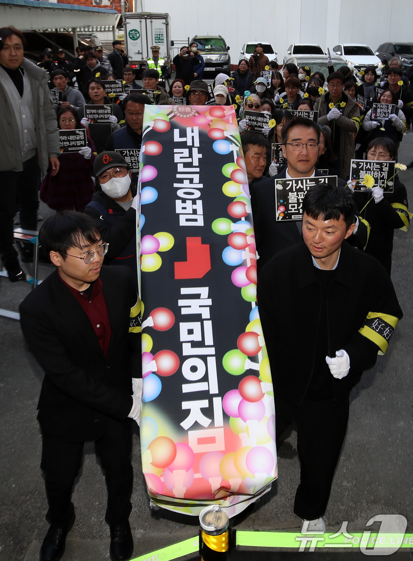 (부산=뉴스1) 윤일지 기자 = 윤석열 정권 퇴진 부산비상행동 구성원들이 11일 오후 부산 수영구 국민의힘 부산시당 앞에서 '내란공범 국민의힘 사망선고 장례식 기자회견'을 한 뒤 …