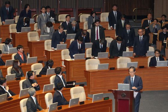 "계엄 못 막아 송구"…국무위원 일제히 일어나 머리 숙여 사과