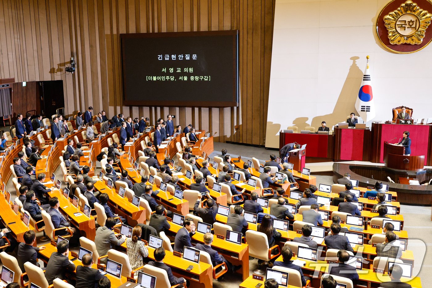 한덕수 국무총리와 국무위원들이 11일 오후 서울 여의도 국회에서 열린 제419회국회&#40;임시회&#41; 제1차 본회의에서 서영교 더불어민주당 의원의 윤석열 대통령 위헌적 비상계엄 선포 내란 행위 관련 국민 향한 사과 요구에 고개 숙여 사과를 하고 있다. 2024.12.11/뉴스1 ⓒ News1 안은나 기자