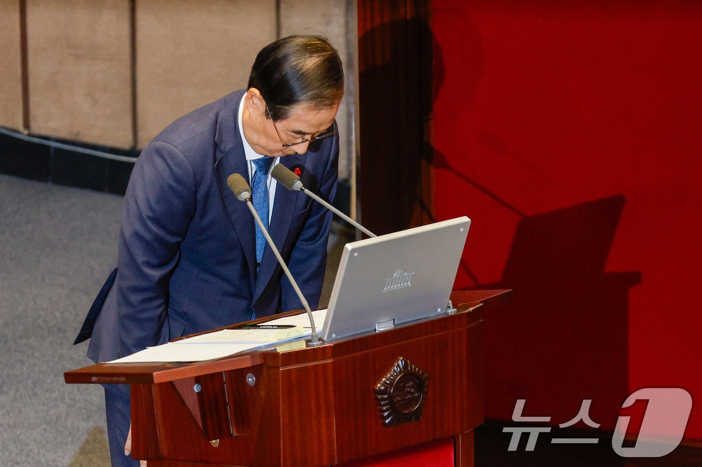 한덕수 국무총리가 11일 오후 서울 여의도 국회에서 열린 제419회국회&#40;임시회&#41; 제1차 본회의에서 서영교 더불어민주당 의원의 윤석열 대통령 위헌적 비상계엄 선포 내란 행위 관련 국민 향한 사과 요구에 고개 숙여 사과를 하고 있다. 2024.12.11/뉴스1 ⓒ News1 안은나 기자