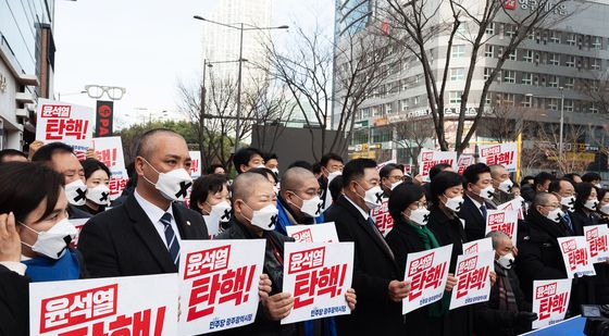 '윤석열 즉각 탄핵'...침묵시위 벌이는 광주 지방의원들