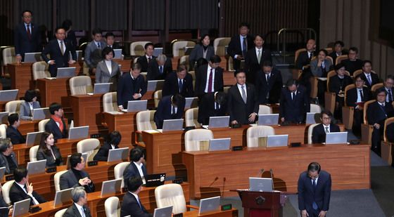 국민들에게 사과하는 총리와 국무위원들