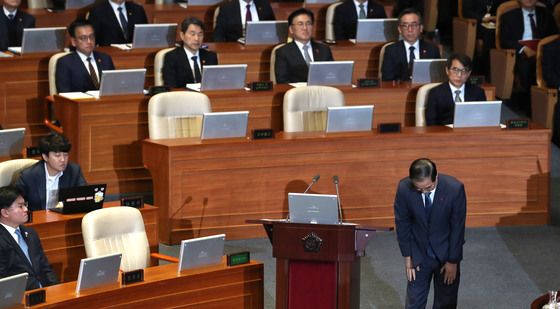 허리숙여 사과하는 한덕수 총리