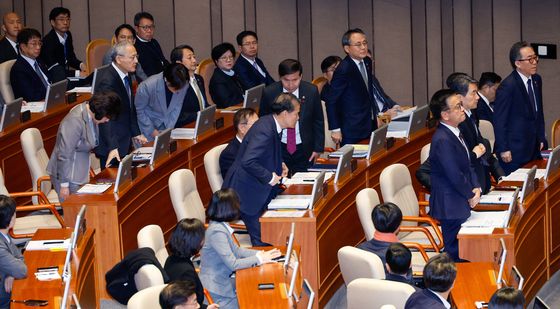 비상계엄 긴급 현안질의, 사과 위해 일어선 국무위원들