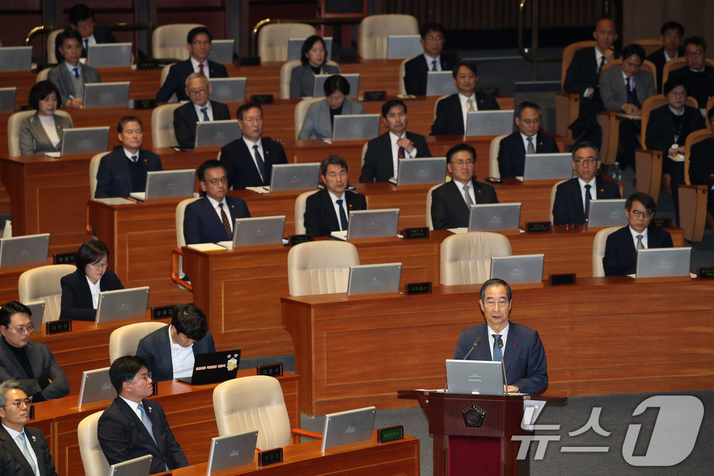 (서울=뉴스1) 이광호 기자 = 한덕수 국무총리가 11일 오후 서울 여의도 국회에서 열린 제419회국회(임시회) 제1차 본회의 윤석열 대통령 위헌적 비상계엄 선포 내란행위 관련 긴 …