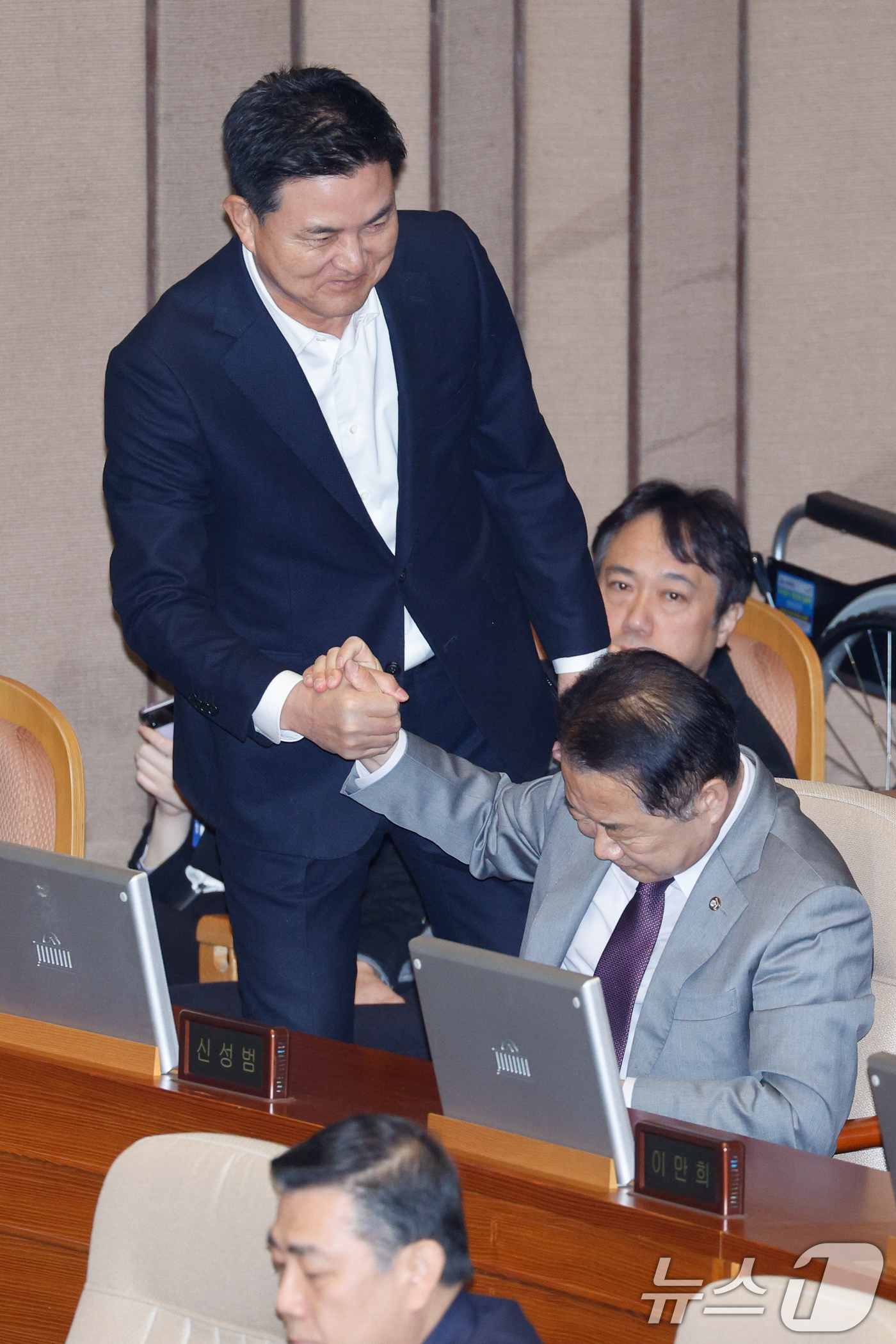 (서울=뉴스1) 안은나 기자 = 국민의힘 원내대표에 출사표를 던진 김태호 의원이 11일 오후 서울 여의도 국회에서 열린 제419회국회(임시회) 제1차 본회의에서 신성범 의원과 인사 …