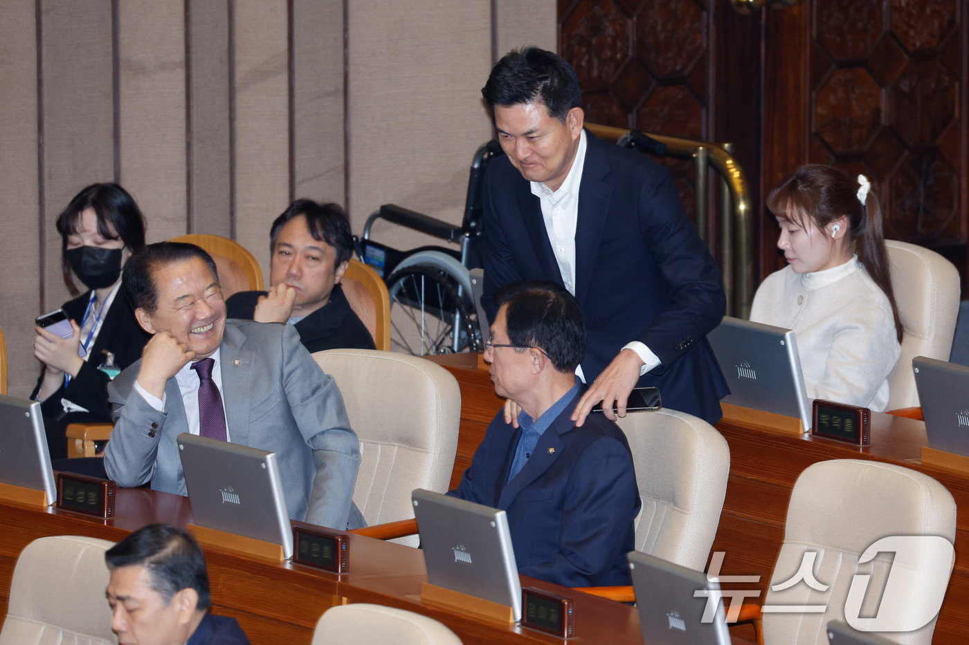 (서울=뉴스1) 안은나 기자 = 국민의힘 원내대표에 출사표를 던진 김태호 의원이 11일 오후 서울 여의도 국회에서 열린 제419회국회(임시회) 제1차 본회의에서 이만희 의원과 인사 …