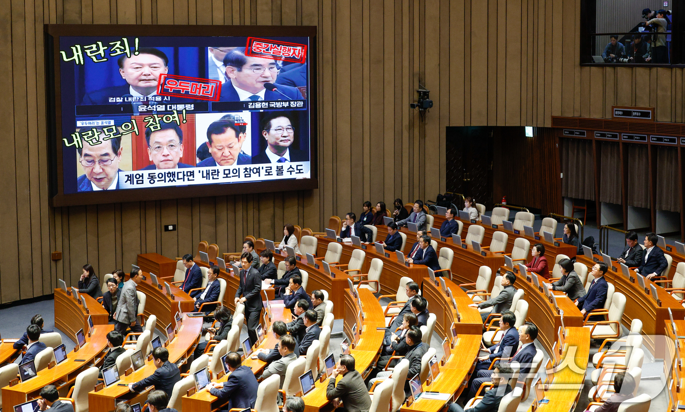 (서울=뉴스1) 안은나 기자 = 11일 오후 서울 여의도 국회에서 열린 제419회국회(임시회) 제1차 본회의에서 서영교 더불어민주당 의원의 윤석열 대통령 위헌적 비상계엄 선포 내란 …