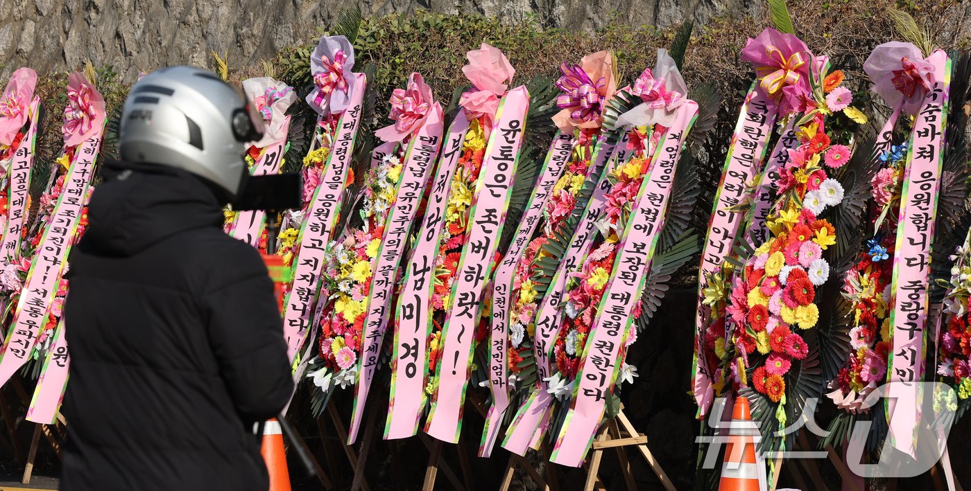 본문 이미지 - 11일 오후 서울 용산구 대통령실 출입문 앞 도로에 윤석열 대통령 지지자들이 보낸 화환이 놓여져 있다. 2024.12.11/뉴스1 ⓒ News1 장수영 기자