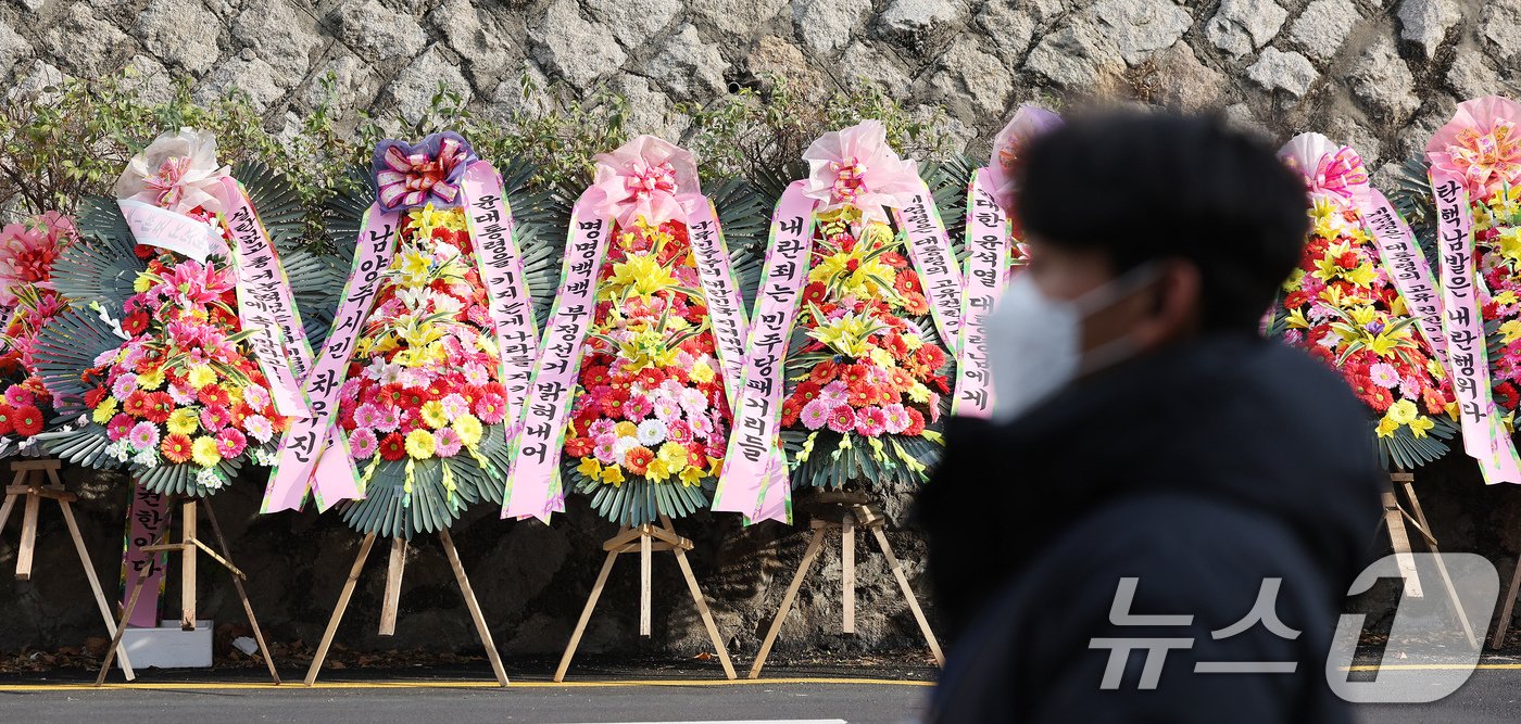 본문 이미지 - 11일 오후 서울 용산구 대통령실 출입문 앞 도로에 윤석열 대통령 지지자들이 보낸 화환이 놓여져 있다. 2024.12.11/뉴스1 ⓒ News1 장수영 기자