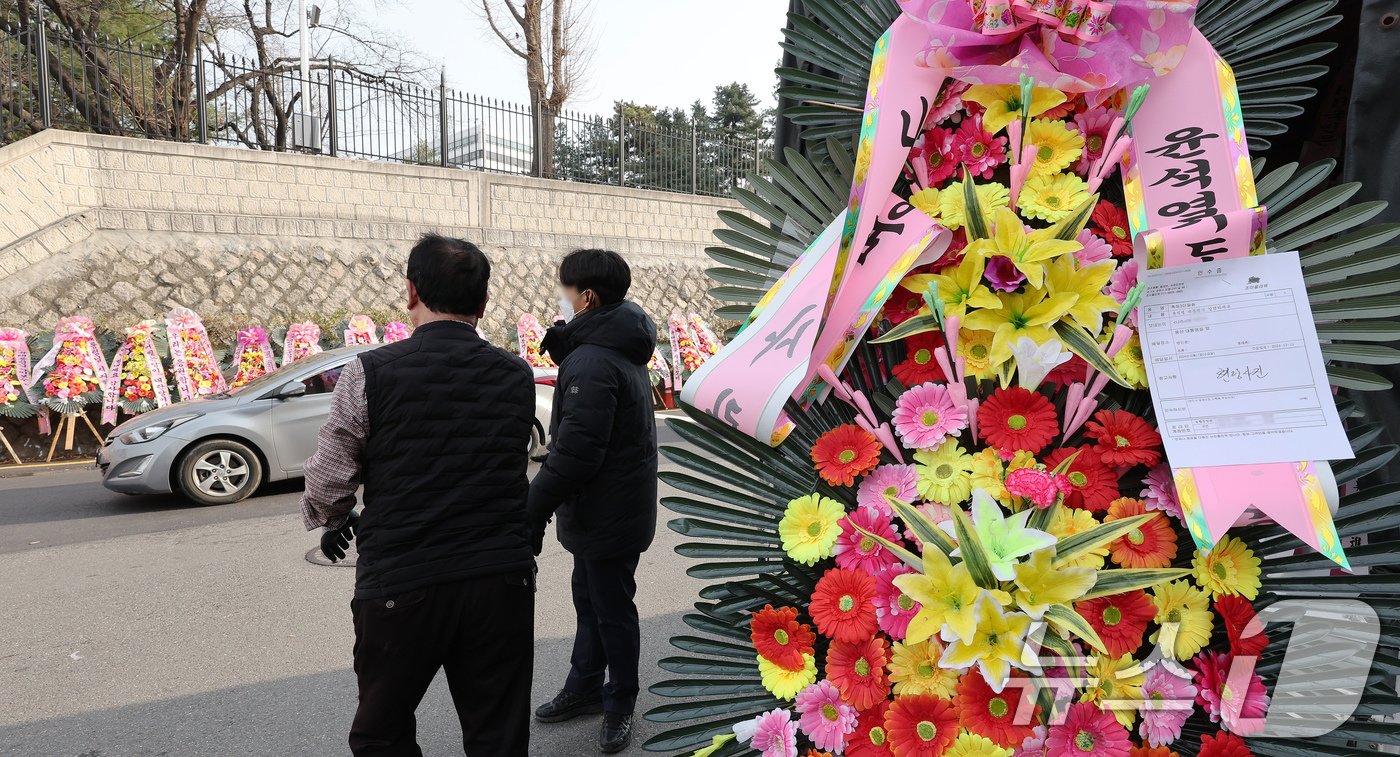 11일 오후 서울 용산구 대통령실 출입문 앞 도로에 윤석열 대통령 지지자들이 보낸 화환이 놓여져 있다. 2024.12.11/뉴스1 ⓒ News1 장수영 기자