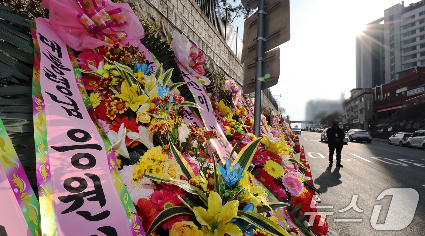 본문 이미지 - 11일 오후 서울 용산구 대통령실 출입문 앞 도로에 윤석열 대통령 지지자들이 보낸 화환이 놓여져 있다. 2024.12.11/뉴스1 ⓒ News1 장수영 기자