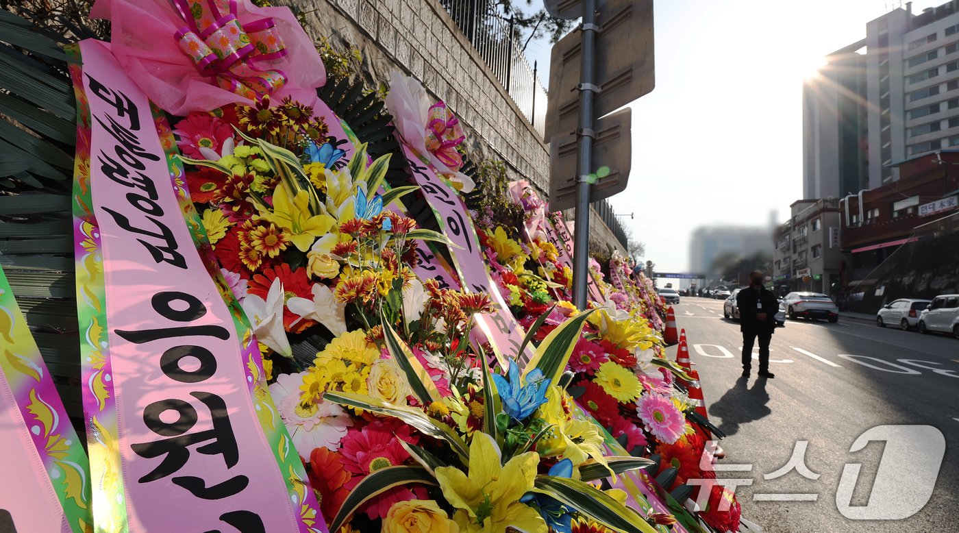 11일 오후 서울 용산구 대통령실 출입문 앞 도로에 윤석열 대통령 지지자들이 보낸 화환이 놓여져 있다. 2024.12.11/뉴스1 ⓒ News1 장수영 기자