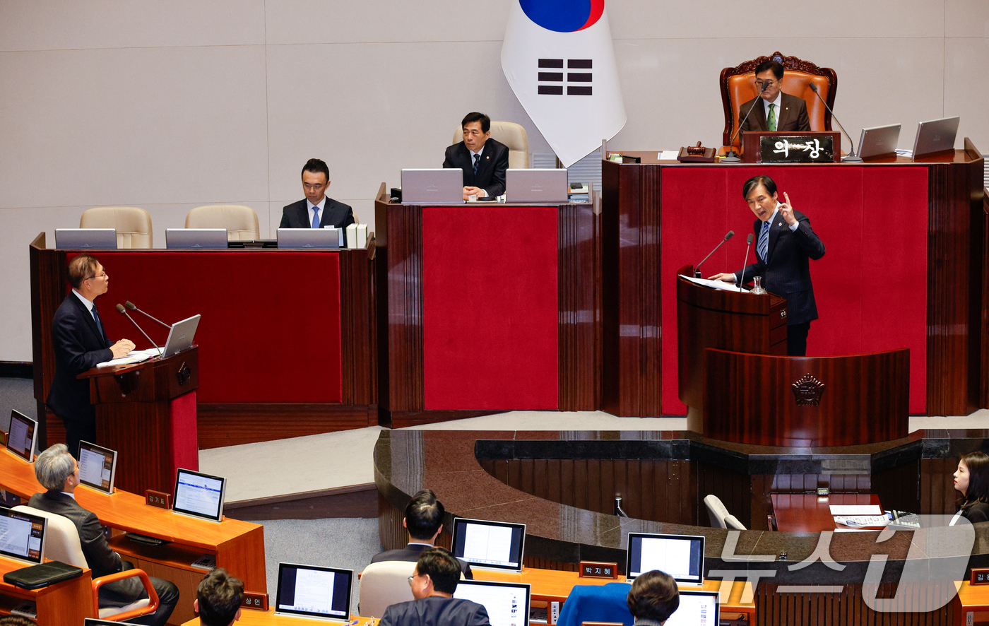 (서울=뉴스1) 안은나 기자 = 박성재 법무부 장관이 11일 오후 서울 여의도 국회에서 열린 제419회국회(임시회) 제1차 본회의에서 조국 조국혁신당 대표의 윤석열 대통령 위헌적 …