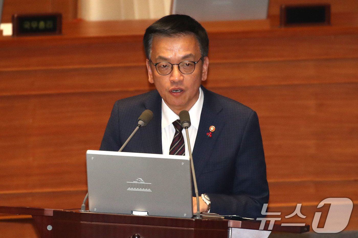 본문 이미지 - 최상목 경제부총리 겸 기획재정부장관이 11일 오후 서울 여의도 국회에서 열린 제419회국회&#40;임시회&#41; 제1차 본회의 윤석열 대통령 위헌적 비상계엄 선포 내란행위 관련 긴급현안질문에서 윤상현 국민의힘 의원 질의에 답하고 있다. 2024.12.11/뉴스1 ⓒ News1 이광호 기자