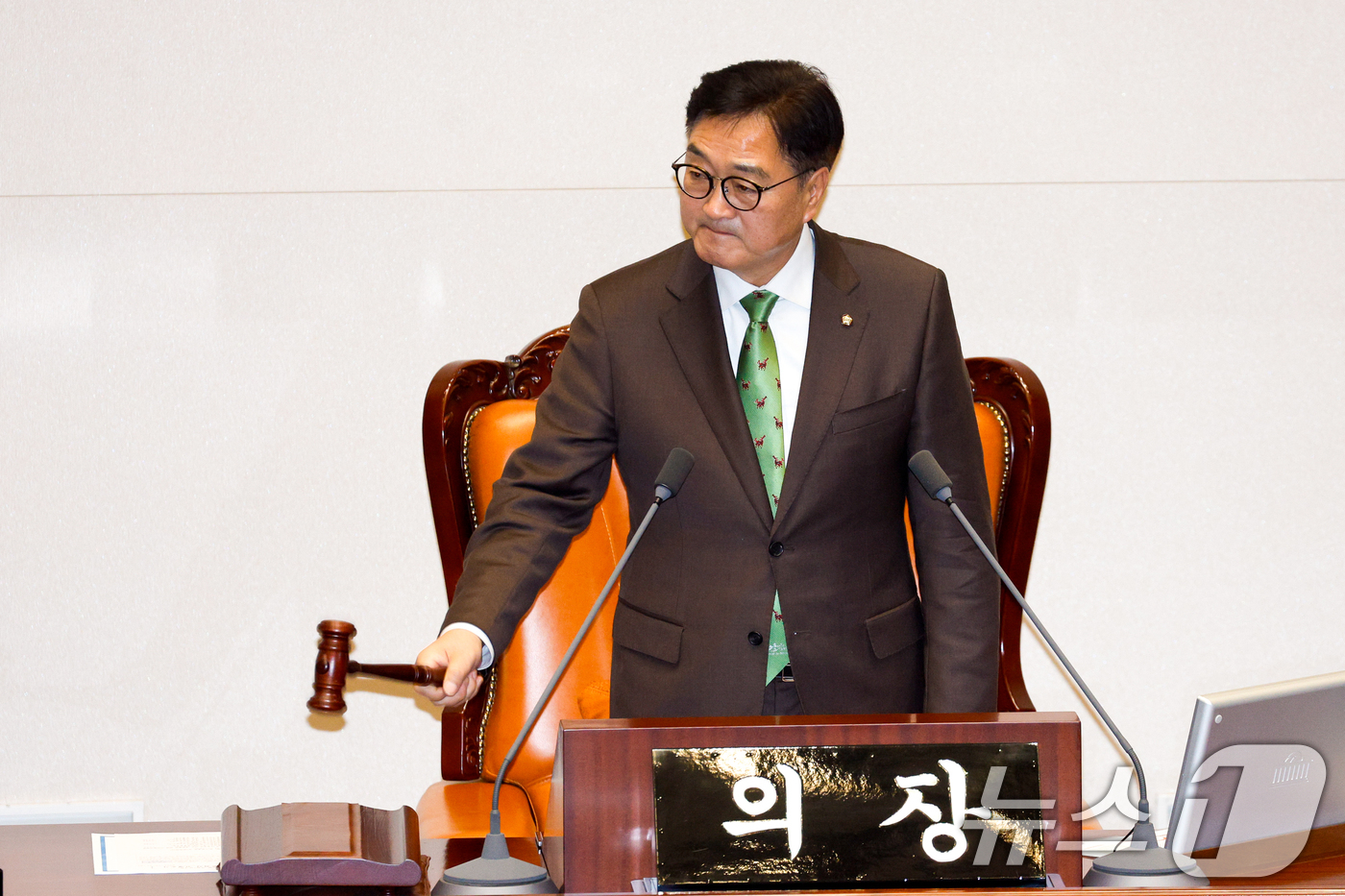 (서울=뉴스1) 안은나 기자 = 우원식 국회의장이 11일 오후 서울 여의도 국회에서 열린 제419회국회(임시회) 제1차 본회의에서 개의를 선언하고 있다. 2024.12.11/뉴스1 …