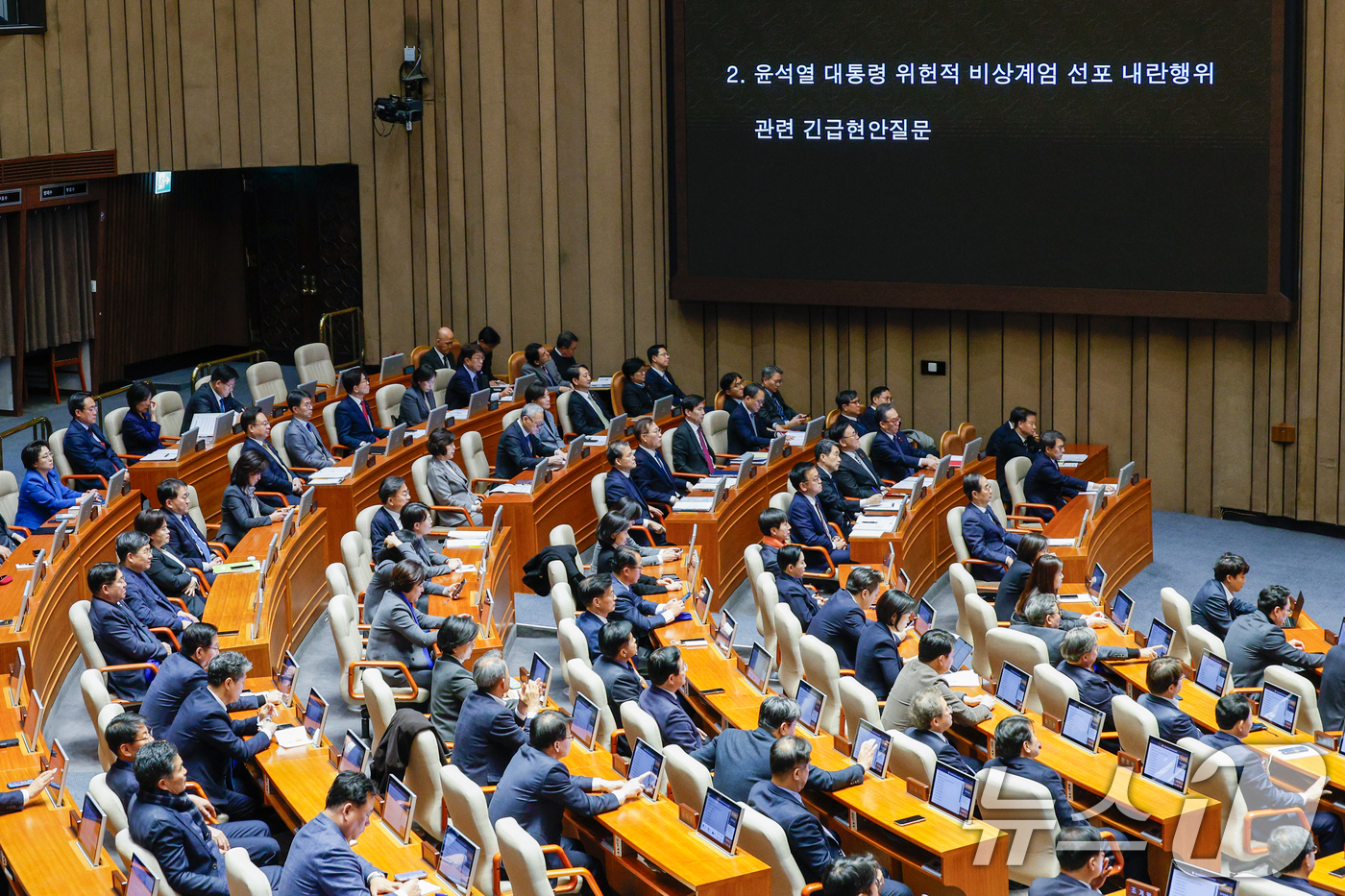 (서울=뉴스1) 안은나 기자 = 한덕수 국무총리와 국무위원들이 11일 오후 서울 여의도 국회에서 열린 제419회국회(임시회) 제1차 본회의에서 윤석열 대통령 위헌적 비상계엄 선포 …