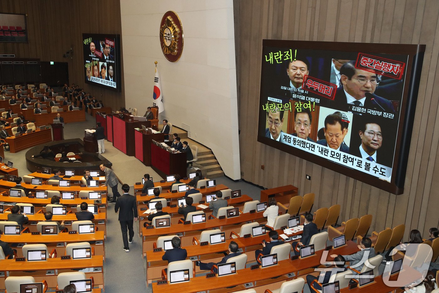 11일 오후 서울 여의도 국회에서 열린 제419회국회&#40;임시회&#41; 제1차 본회의 윤석열 대통령 위헌적 비상계엄 선포 내란행위 관련 긴급현안질문에서 서영교 더불어민주당 의원 질의때 윤석열 대통령과 김용현 전 국방부장관 등의 사진이 나오고 있다. 2024.12.11/뉴스1 ⓒ News1 이광호 기자